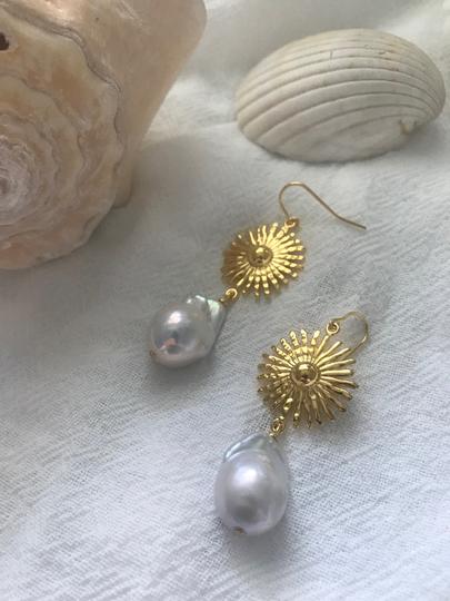 Vayü Rae Baroque Pearl Earrings